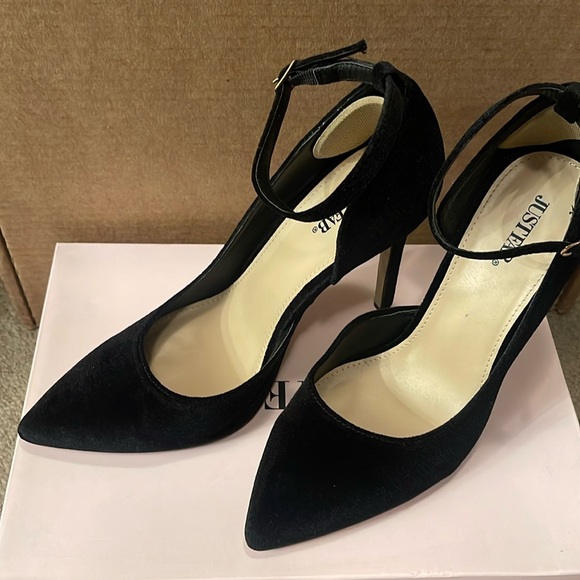 Shoes - Black Pumps
